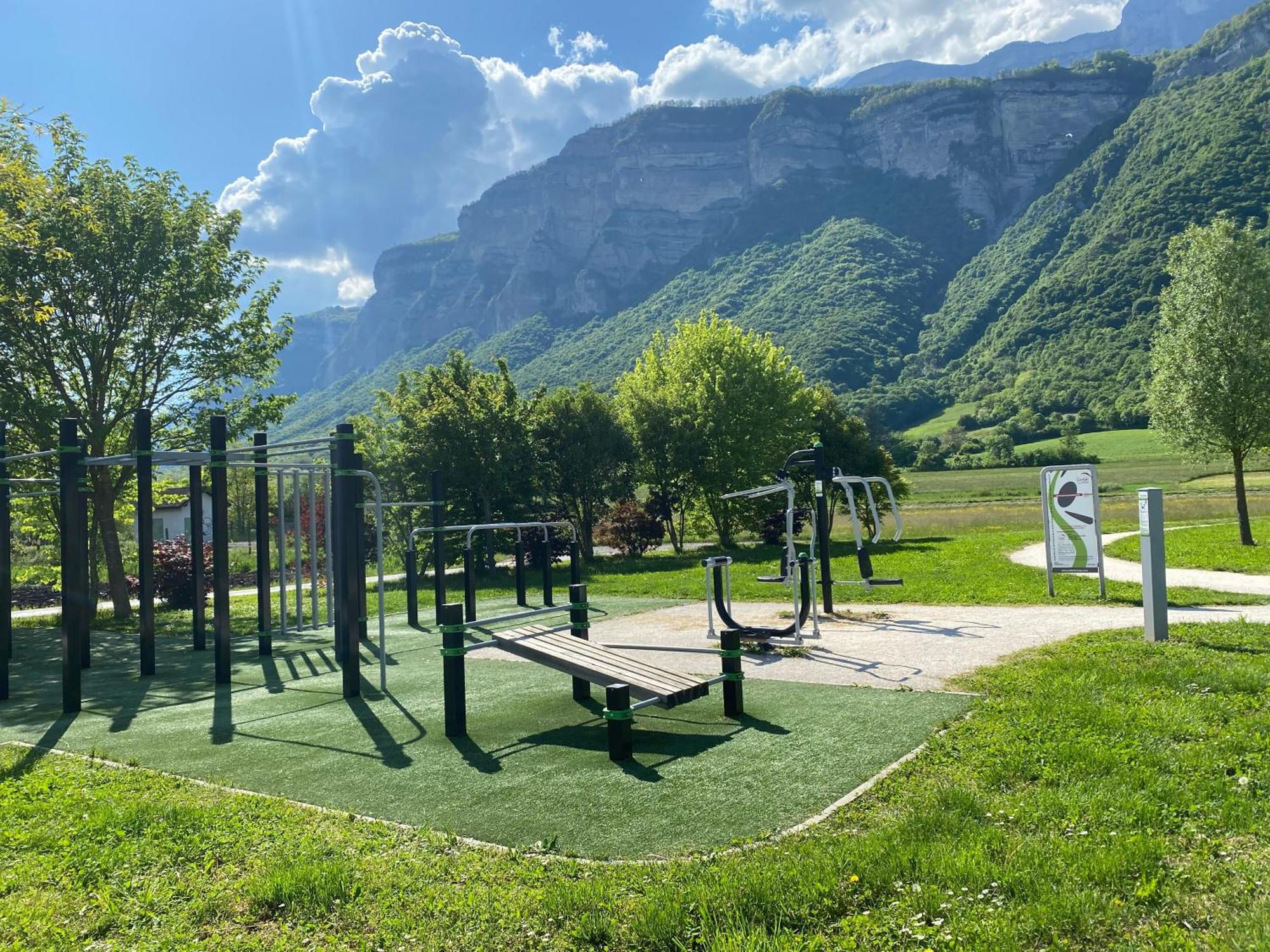 Maison De Village Au Pied De La Montagne Hébergement de vacances *